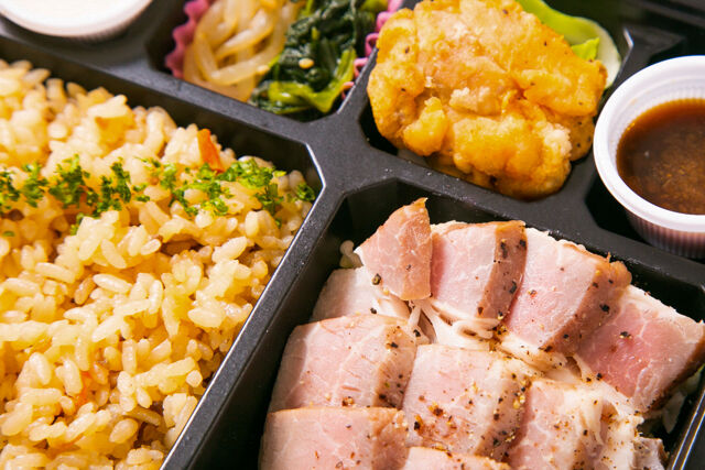 【熨斗対応可】【お茶なし】北海道夢の大地豚肩ロースステーキとひき肉と野菜の炊き込み肉飯弁当