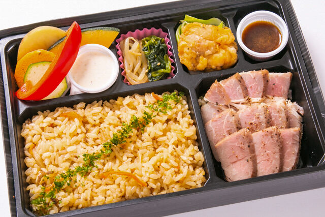 【熨斗対応可】【お茶なし】北海道夢の大地豚肩ロースステーキとひき肉と野菜の炊き込み肉飯弁当