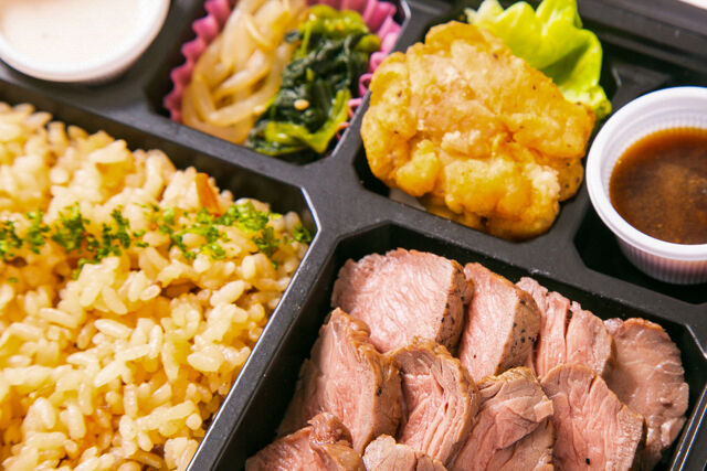 【熨斗対応可】【お茶なし】牛モモステーキとひき肉と野菜の炊き込み肉飯弁当