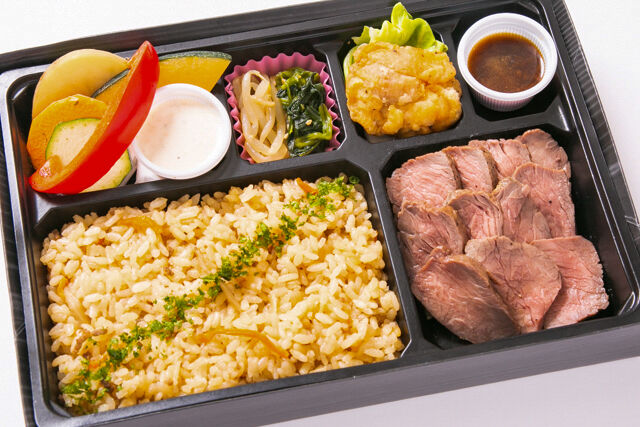 【熨斗対応可】牛モモステーキとひき肉と野菜の炊き込み肉飯弁当