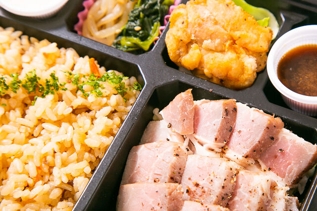 【熨斗対応可】北海道夢の大地豚肩ロースステーキとひき肉と野菜の炊き込み肉飯弁当