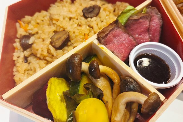 肉ビストロ SPAJIO-【熨斗対応可】黒毛和牛ステーキと和牛リブロースすき焼きと牛タン 秋の贅沢二段重