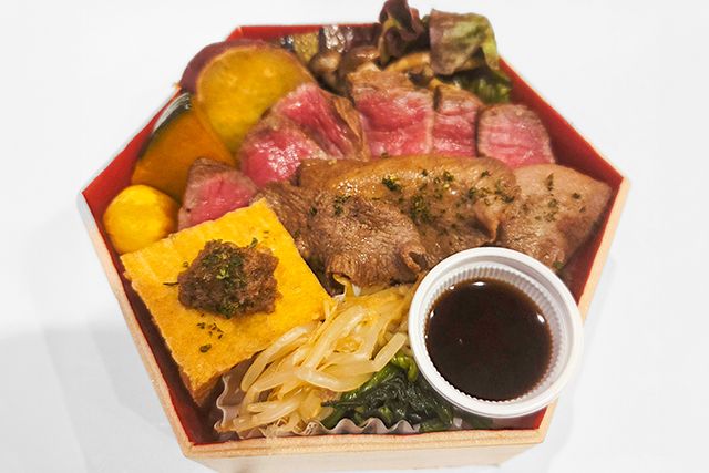 【熨斗対応可】黒毛和牛ステーキと牛タンと栗の炊き込みご飯 秋の六角重
