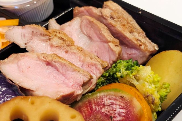 肉ビストロ SPAJIO-【熨斗対応可】【夢の大地豚ステーキ＆和牛すじ大根】贅沢肉と彩り野菜御膳