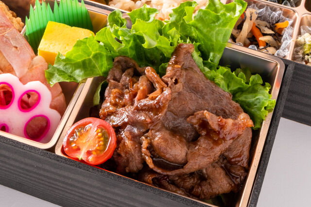 近江牛焼肉 五目炊き込みじゃこ飯の二段重弁当