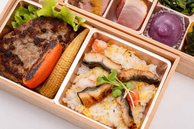 鰻と海老のチラシ寿司と国産牛ハンバーグ2段弁当