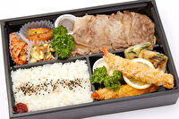 黒毛和牛専門店 肉の富岡-豪華黒毛和牛弁当（8）黒毛和牛ブリスケ／エビフライ