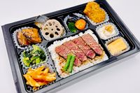 美味しい生活『肉食創色』-彩り幕の内（牛ハラミステーキ）
