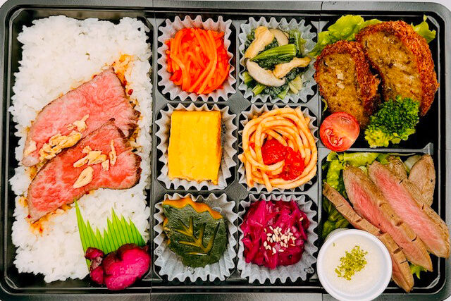 美味しい生活『肉食創色』-黒毛和牛のローストビーフ（牛たん焼と国産牛のメンチカツ）