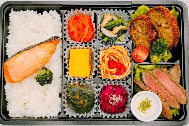 美味しい生活『肉食創色』-鮭の塩焼き（牛たん焼と国産牛のメンチカツ）