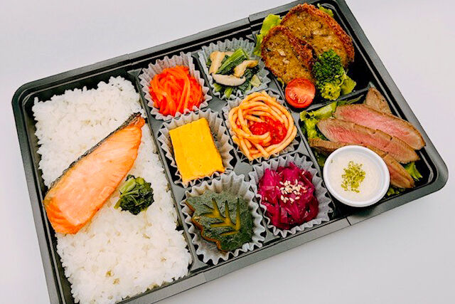 美味しい生活『肉食創色』-鮭の塩焼き（牛たん焼と国産牛のメンチカツ）