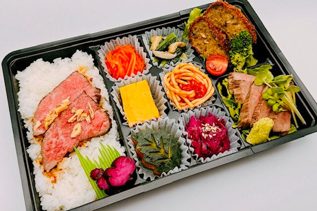 美味しい生活『肉食創色』-黒毛和牛ローストビーフ（黒毛和牛A5カルビと国産牛のメンチカツ）