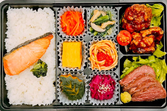 美味しい生活『肉食創色』-鮭の塩焼き（牛ハラミ焼肉と黒酢唐揚げ）