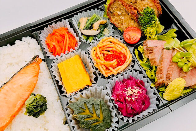 美味しい生活『肉食創色』-鮭の塩焼き（A5カルビステーキと国産牛のメンチカツ）