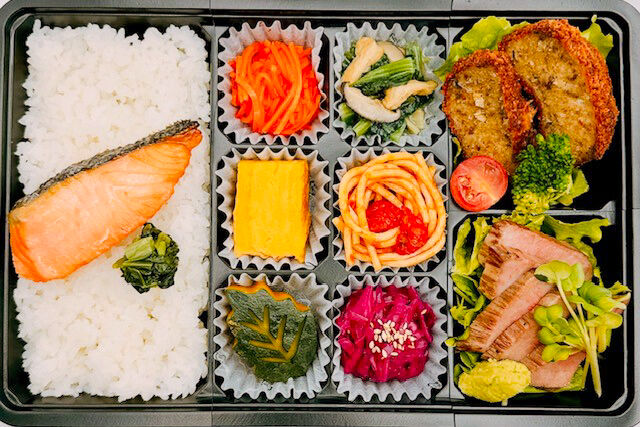 美味しい生活『肉食創色』-鮭の塩焼き（A5カルビステーキと国産牛のメンチカツ）
