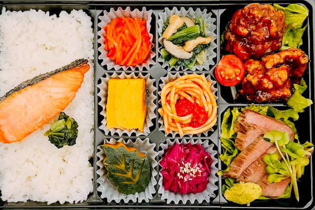 美味しい生活『肉食創色』-鮭の塩焼き（A5カルビステーキと黒酢唐揚げ）