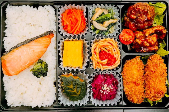 美味しい生活『肉食創色』-鮭の塩焼き（大粒カキフライと黒酢唐揚げ）