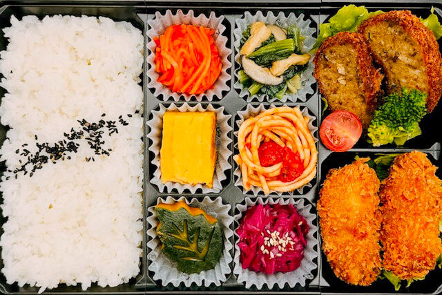 美味しい生活『肉食創色』-広島産大粒カキフライと国産牛100％メンチカツ