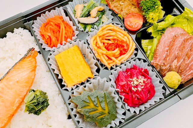 美味しい生活『肉食創色』-鮭の塩焼き（牛ハラミ焼肉と国産牛のメンチカツ）