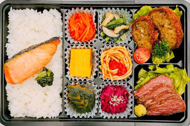 美味しい生活『肉食創色』-鮭の塩焼き（牛ハラミ焼肉と国産牛のメンチカツ）