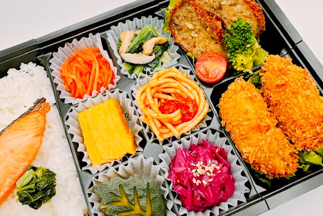 美味しい生活『肉食創色』-鮭の塩焼き（大粒カキフライと国産牛のメンチカツ）