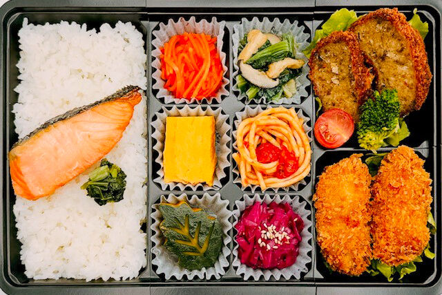 美味しい生活『肉食創色』-鮭の塩焼き（大粒カキフライと国産牛のメンチカツ）