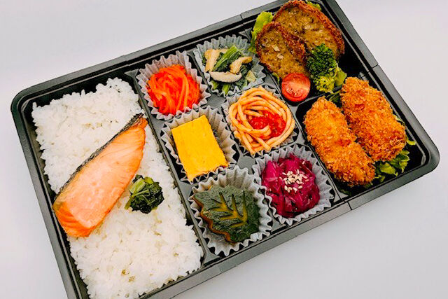 美味しい生活『肉食創色』-鮭の塩焼き（大粒カキフライと国産牛のメンチカツ）