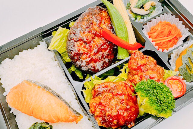 美味しい生活『肉食創色』-やわらかハンバーグ（鮭の塩焼き＆黒酢唐揚げ）