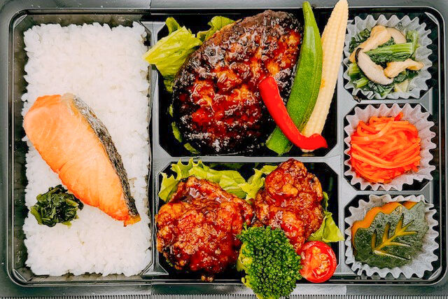 美味しい生活『肉食創色』-やわらかハンバーグ（鮭の塩焼き＆黒酢唐揚げ）