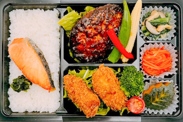 美味しい生活『肉食創色』-やわらかハンバーグ（鮭の塩焼き＆広島産大粒カキフライ）