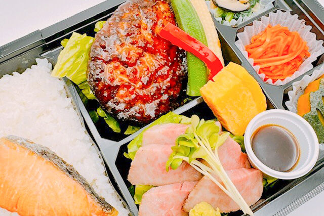 美味しい生活『肉食創色』-やわらかハンバーグ（鮭の塩焼き＆黒毛和牛A5カルビステーキ）