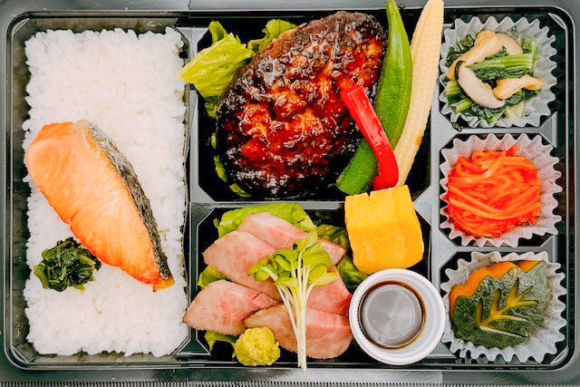 美味しい生活『肉食創色』-やわらかハンバーグ（鮭の塩焼き＆黒毛和牛A5カルビステーキ）