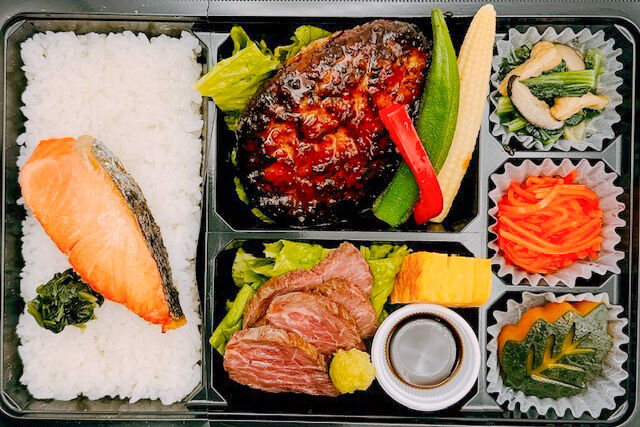 美味しい生活『肉食創色』-やわらかハンバーグ（鮭の塩焼き＆牛ハラミステーキ）