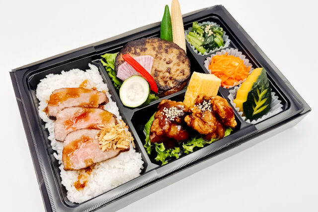 美味しい生活『肉食創色』-黒毛和牛のローストビーフ重とやわらかハンバーグ（黒酢唐揚げ）