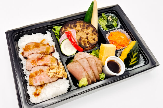 美味しい生活『肉食創色』-黒毛和牛ローストビーフ重とやわらかハンバーグ（黒毛和牛A5カルビステーキ）