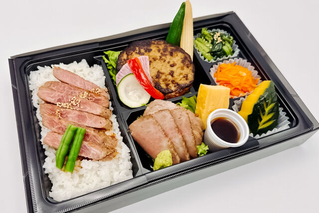 美味しい生活『肉食創色』-サーロインステーキ重とやわらかハンバーグ（黒毛和牛A5カルビステーキ）