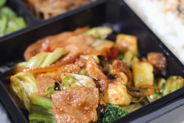 にくとごはん-【にくとごはん】豚焼肉と野菜のみそ炒めと地中海野菜のグリル弁当