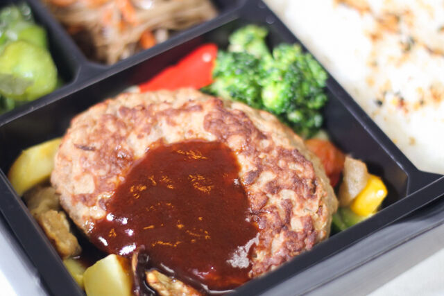 にくとごはん-【にくとごはん】粗挽きハンバーグステーキと地中海野菜のグリル弁当