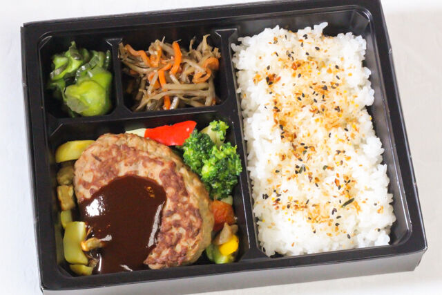 【にくとごはん】粗挽きハンバーグステーキと地中海野菜のグリル弁当
