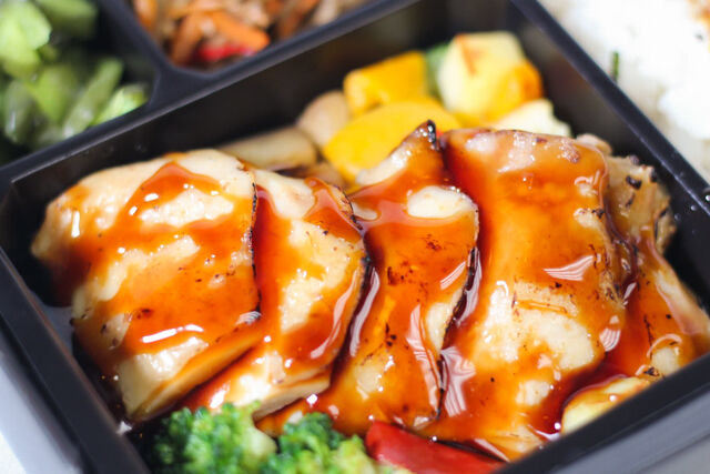 にくとごはん-【にくとごはん】特選若鶏の照り焼と地中海野菜のグリル弁当