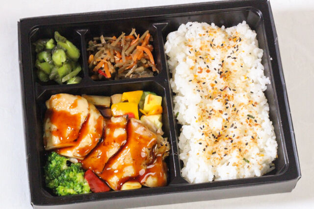 【にくとごはん】特選若鶏の照り焼と地中海野菜のグリル弁当