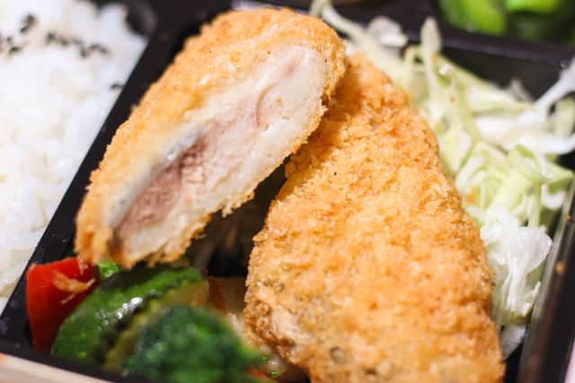 にくとごはん-【にくとごはん】サーモンフライ〔お好み幕の内弁当〕