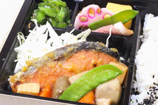 にくとごはん-【にくとごはん】しゃけと筑前煮〔お好み幕の内弁当〕