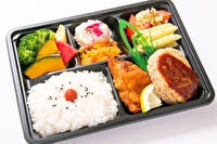 nina&#039;s deli-Deli弁当 フライドチキンとBBQハンバーグ