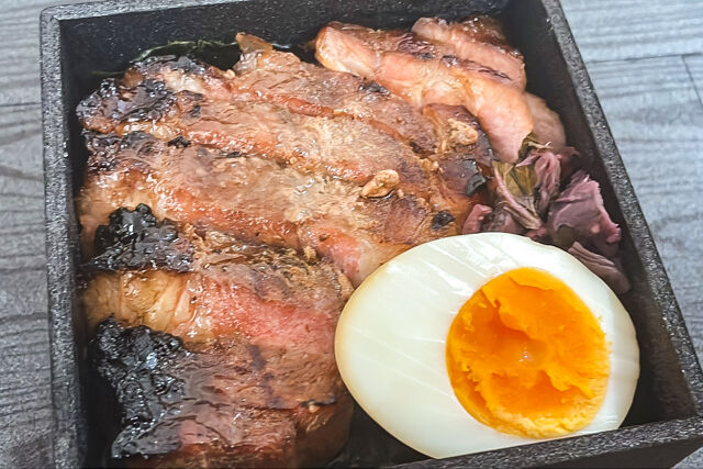 のり重 江戸屋-もち豚鮭ほぐし二段のり重