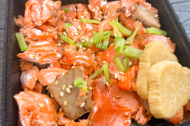 のり重 江戸屋-もち豚鮭ほぐし二段のり重
