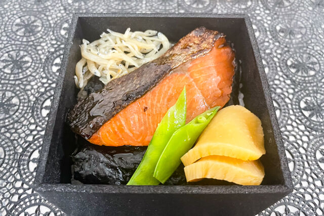 のり重 江戸屋-鮭の幽庵焼きともち豚二段重