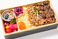 お福-鶏そぼろと牛バラ焼の彩弁当