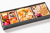 お福-鶏そぼろと鮭ちらし彩豆と四種のお米弁当