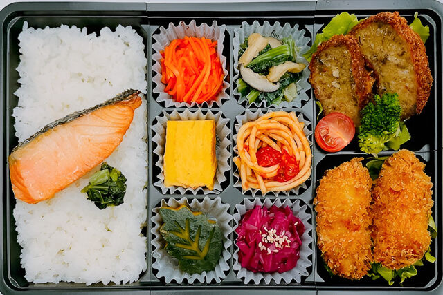 おもてなし『縁讃』-広島産大粒カキフライと国産牛のメンチカツ（鮭ごはん）